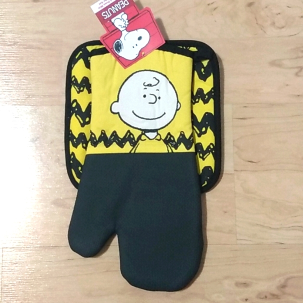 Peanuts Snoopy Charlie Brown Oversized Oven Mitt and Pot Holder Set